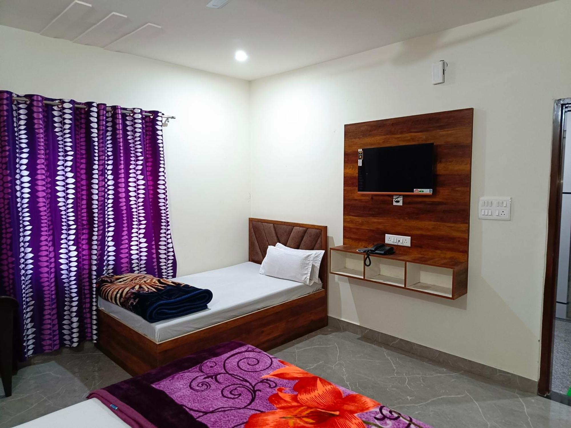 Shri Girraj Residency Hotell Mathura Exteriör bild