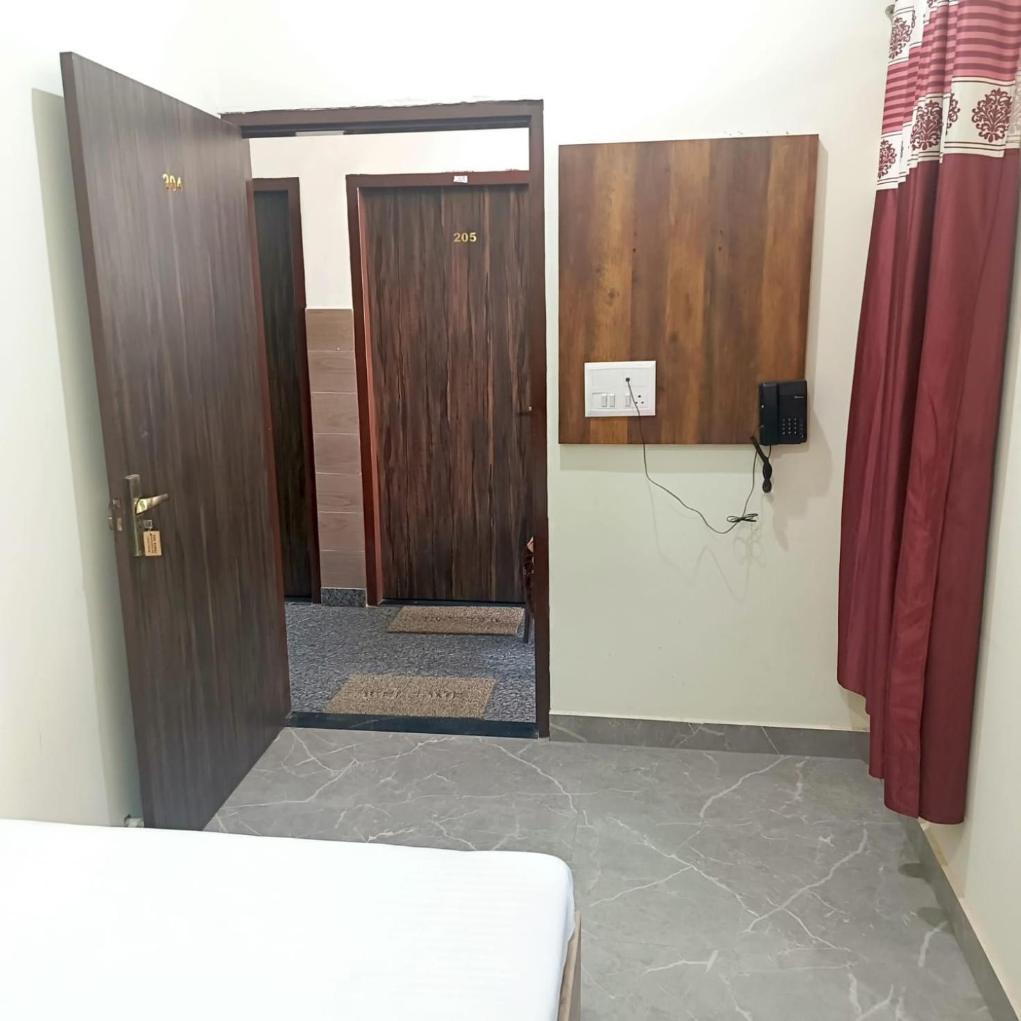 Shri Girraj Residency Hotell Mathura Exteriör bild